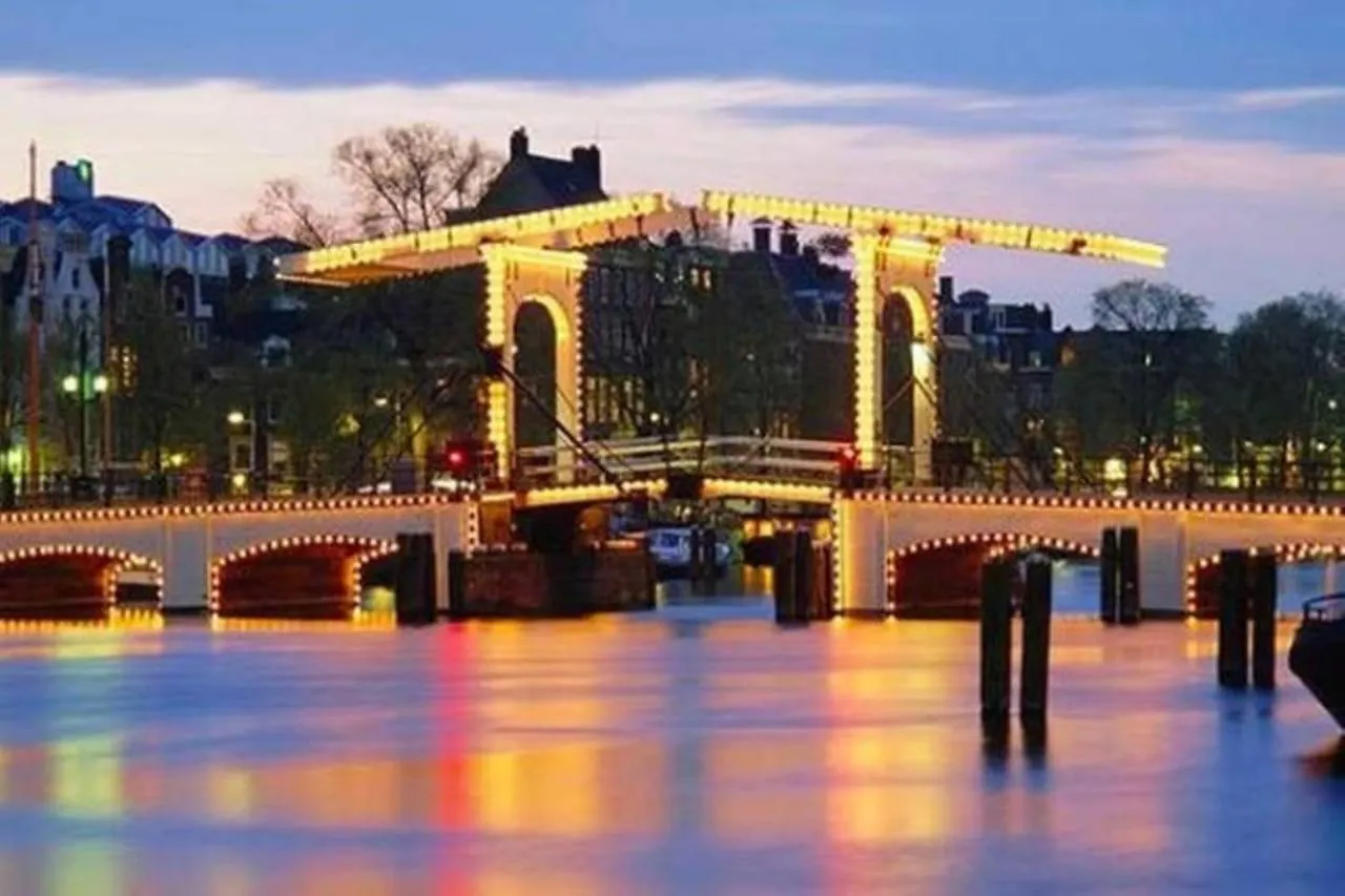 Tiny Houseboat B&B On The Amstel River Amsterdam Nederland