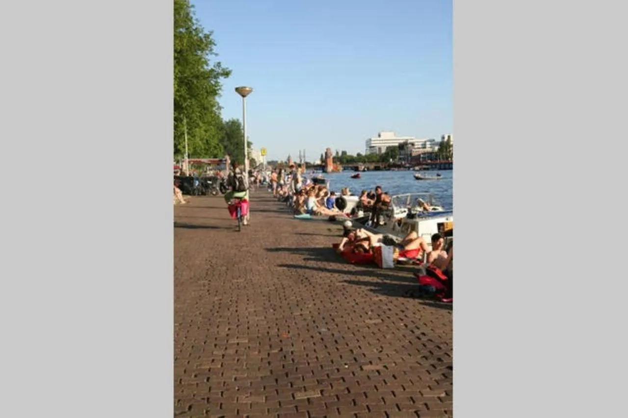 Tiny Houseboat B&B On The Amstel River Amsterdam Bed & Breakfast
