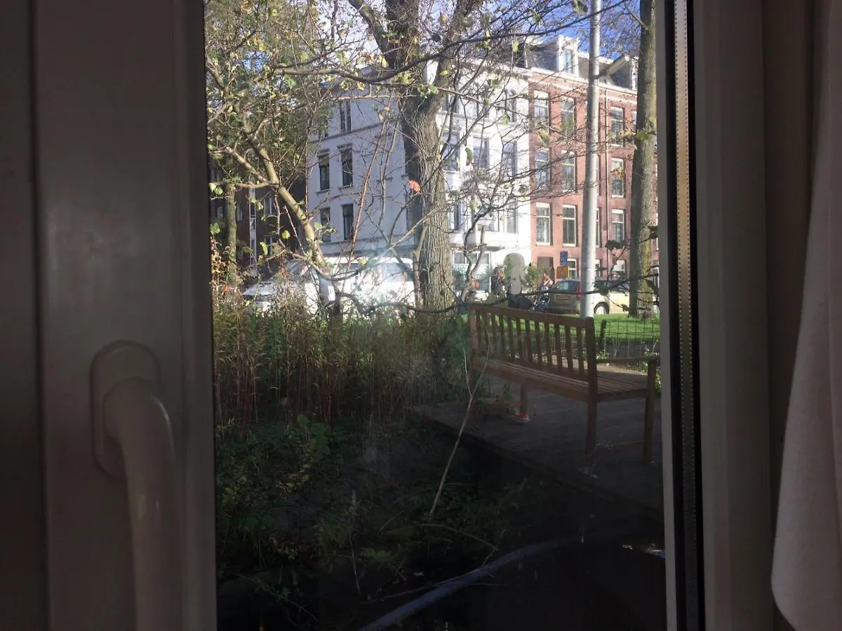 Bed & Breakfast Tiny Houseboat B&B On The Amstel River Amsterdam