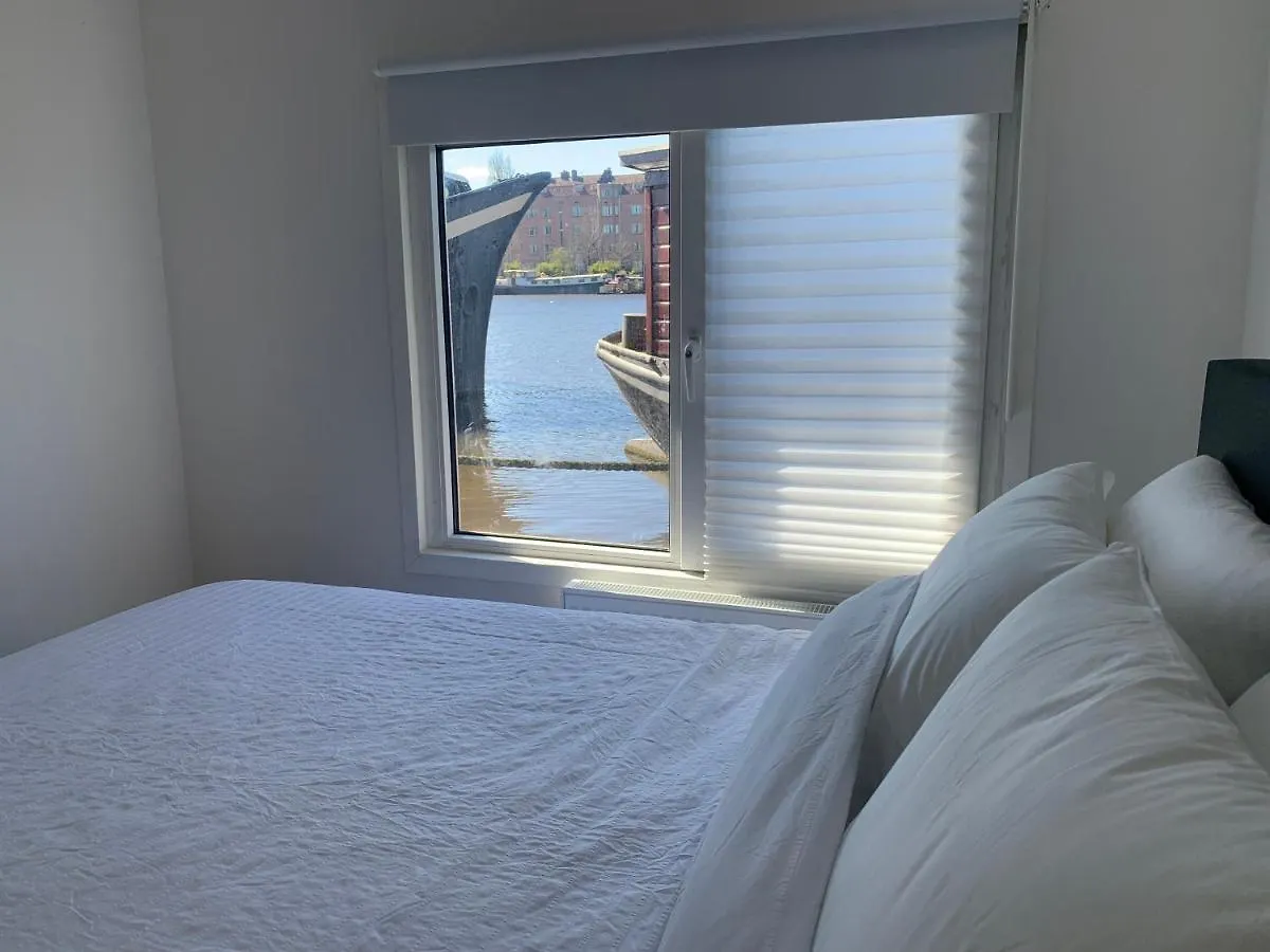 Bed & Breakfast Tiny Houseboat B&B On The Amstel River Amsterdam Nederland